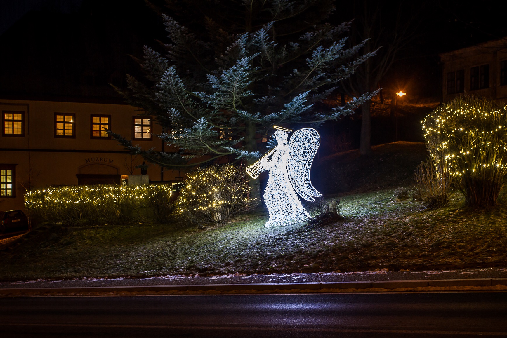 Anděl s pokrčenými nohami N46/16 - 265x210cm