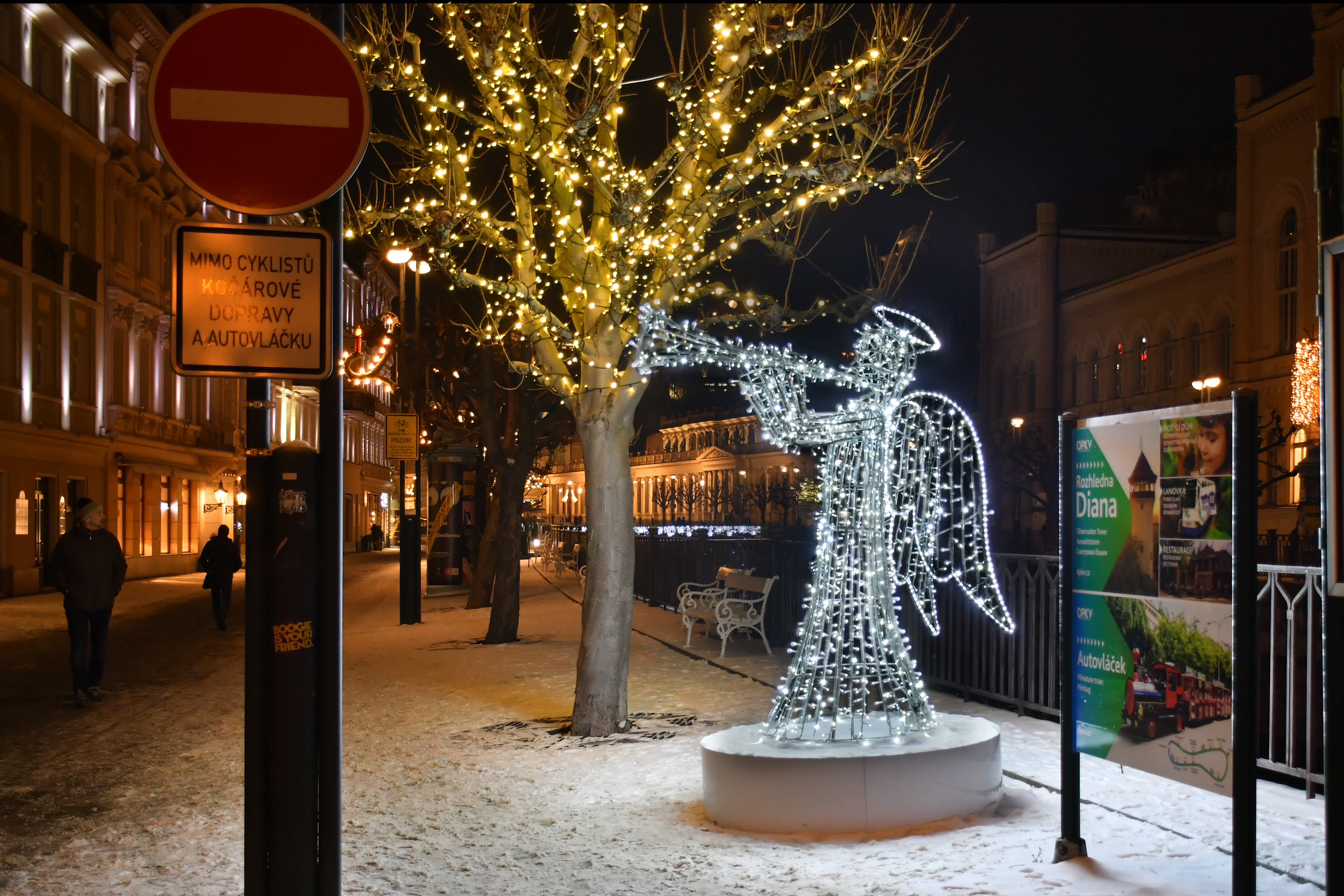 Anděl s trubkou nahoru N1/18 - 3D 205x164 cm