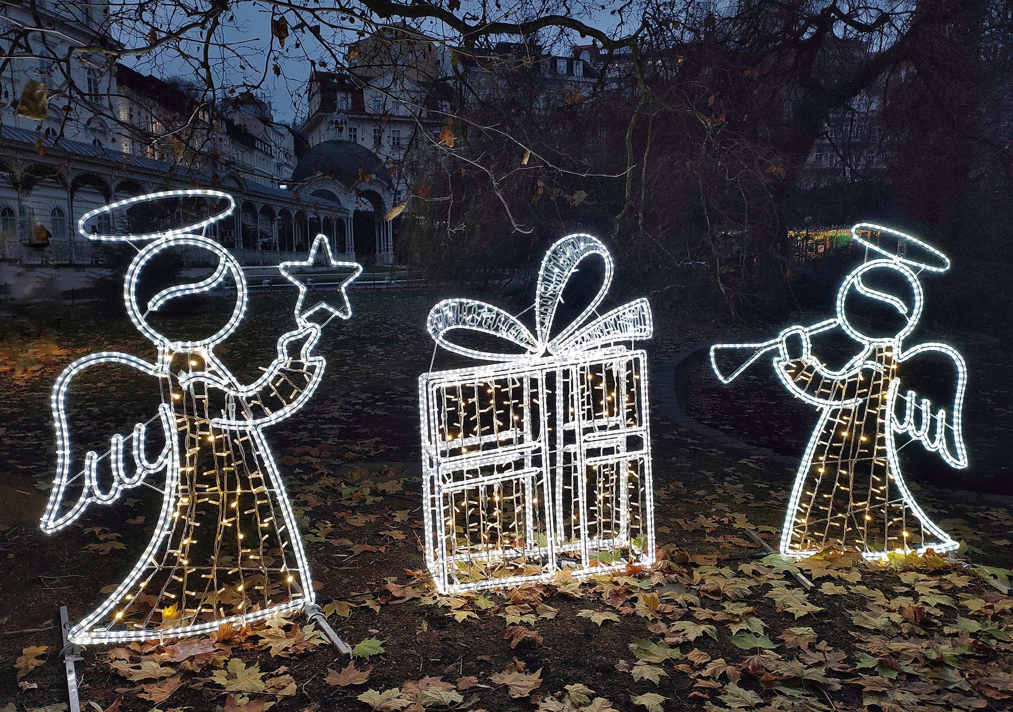 2D LED anděl malý s trubkou - N17/21 - 24 V - 146 x 112 cm - solitér