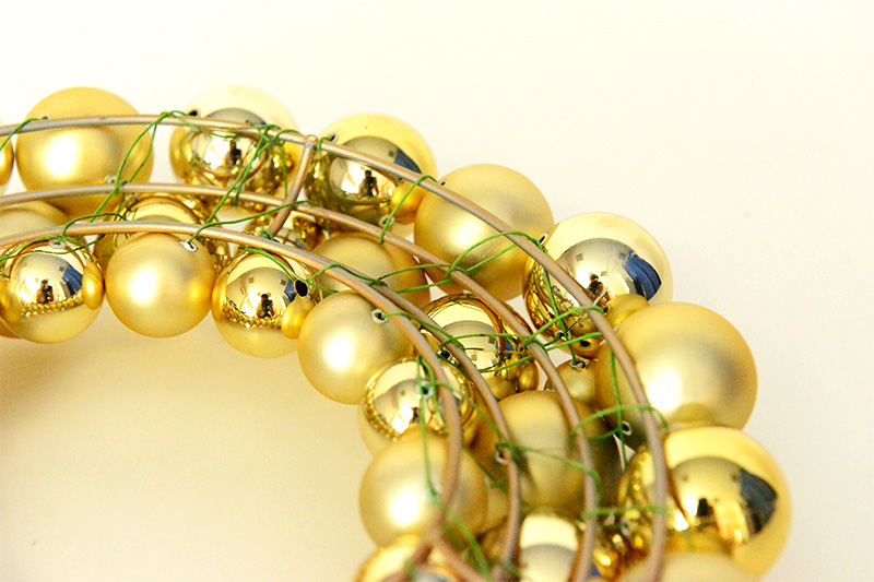 Věnec kouličkový 30cm zlatý matná/lesklá