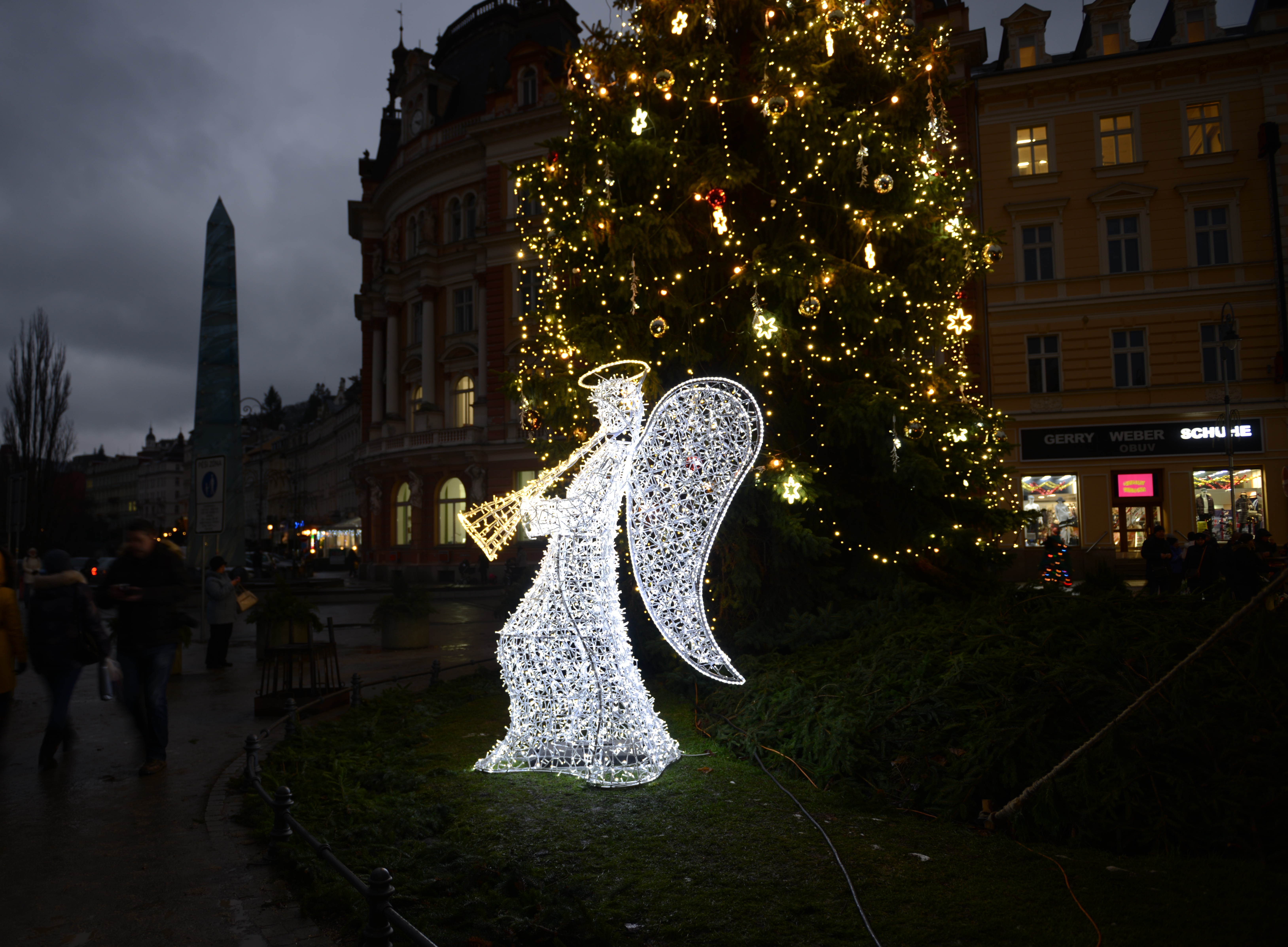 Anděl s pokrčenými nohami N46/16 - 265x210cm