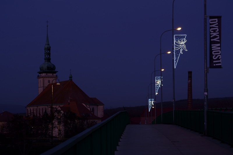 Dekor trojúhelník s mašlí střední LED 1292 - 198 x 77 cm